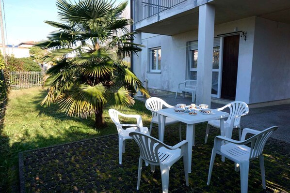 Outdoor dining - Holiday apartment 150 m to the sea and with air conditioning (Porto Santa Margherita)