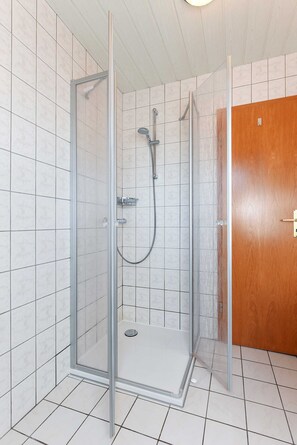 Regadera, toallas, jabón, papel de baño 