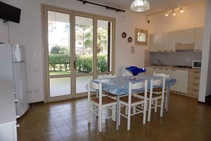 Dining - Holiday home with outdoor swimming pool and terrace (Porto Santa Margherita)