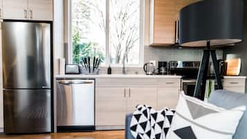 Full-sized fridge, oven, stovetop, dishwasher
