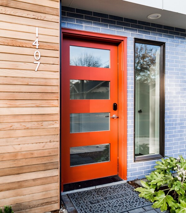 Exterior detail - Sky Mark Lux 2 - Seattle's Best Modern 3BD HomeTel (Seattle)