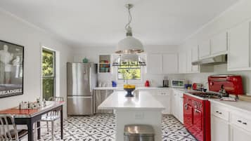 Oven, stovetop, dishwasher, cookware/dishes/utensils