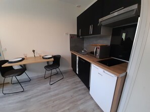 電子レンジ、コンロ、コーヒー / ティーメーカー、トースター