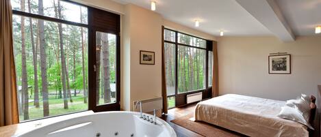 Romantic Cottage | In-room safe, desk, blackout drapes, iron/ironing board