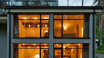 Fassade der Unterkunft – Abend/Nacht
