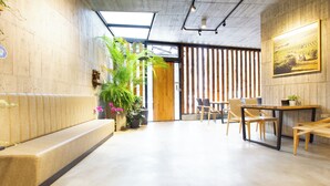A modern interior with a wooden bench, a table, and chairs. - YZ Spa house (Jiaoxi)
