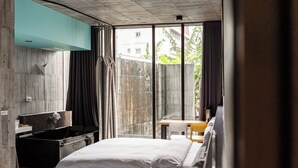 A hotel room with a large window, a bed, a desk, and a chair. - YZ Spa house (Jiaoxi)