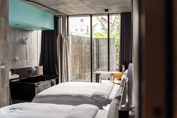 A hotel room with a large window, a bed, a desk, and a chair. - YZ Spa house (Jiaoxi)