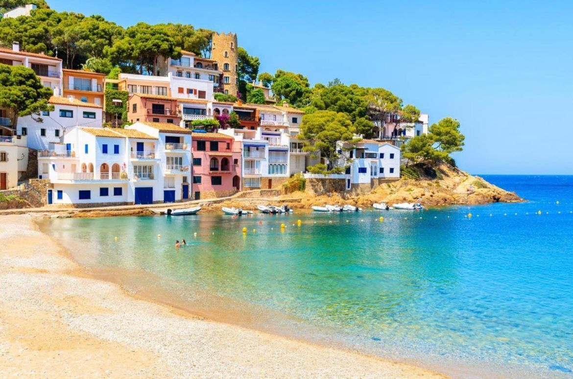 Beach nearby, sun loungers