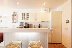 Coffee/tea maker, fridge, microwave, oven