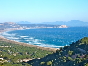 Une ville côtière offrant une vue sur la mer et les montagnes en arrière-plan.