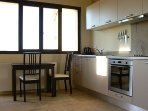 Kitchen & dining area