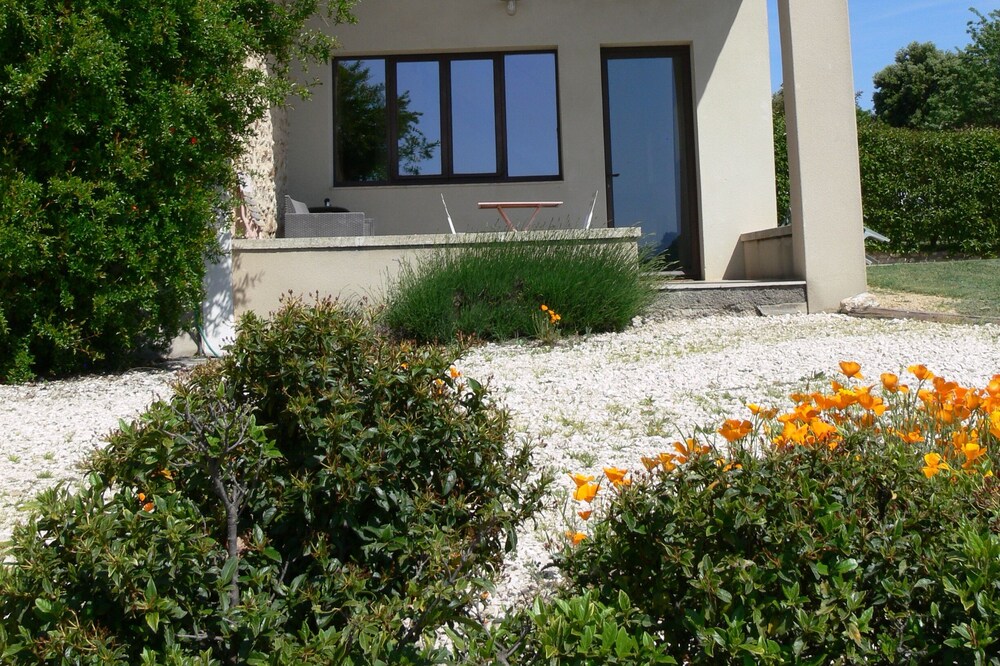 Les Pré-Alpes, apartment with pool on working vineyard in Drome Provençale