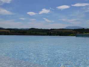Outdoor pool - Les Pré-Alpes, apartment with pool on working vineyard in Drome Provençale (Vinsobres)