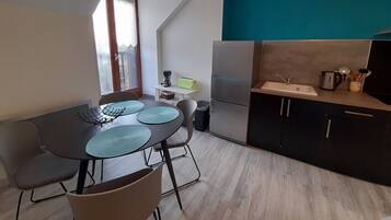 Microwave, oven, stovetop, coffee/tea maker