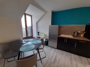 Microwave, oven, stovetop, coffee/tea maker - 2-Bedroom Apartment with Wi-Fi, Near Centre and Spa, La Roche-Posay (La Roche-Posay)