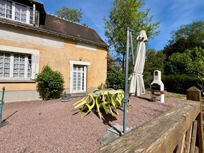 Outdoor dining - Apartment 200m from Saint Roch Spa with Free Parking and WiFi (La Roche-Posay)