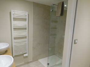 Habitación doble estándar (Des pluies d'étoiles) | Baño | Regadera, amenidades de baño gratuitas, toallas, papel de baño