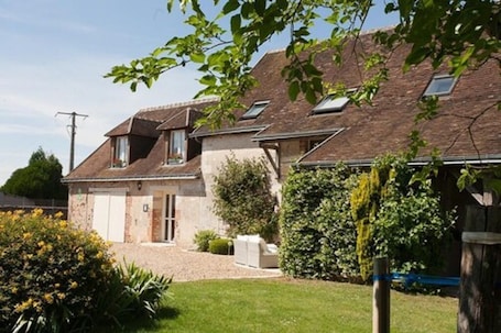 Vista frontal de la propiedad