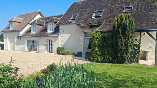 A row of houses with sloped roofs and a well-maintained garden in front. - Les Jarrières (Dame-Marie-les-Bois)