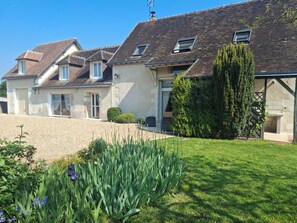 A row of houses with sloped roofs and a well-maintained garden in front. - Les Jarrières (Dame-Marie-les-Bois)