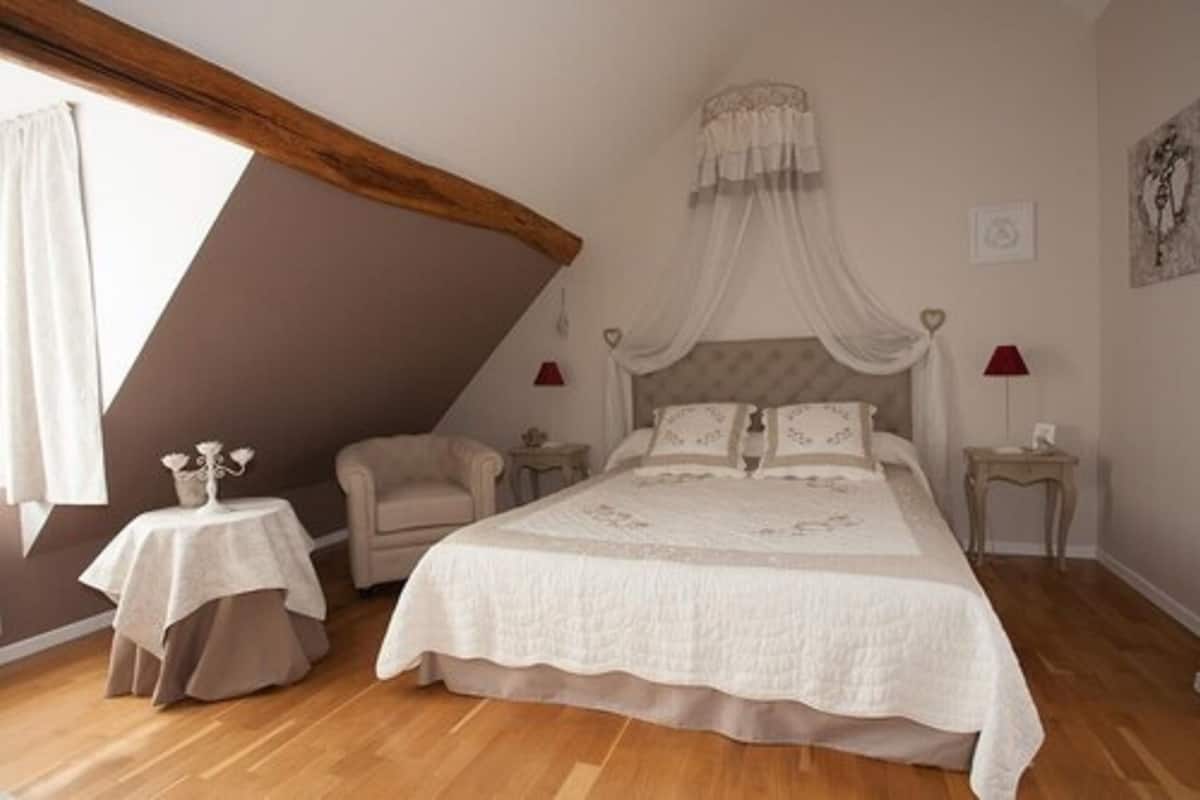 Double Room (Poussieres d'anges) | Tilam berlapik, bar mini, dihias secara berasingan