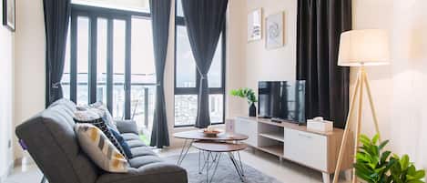 Condo de lujo | Sala de estar | Smart TV de 40 pulgadas con canales digitales, televisión y Netflix