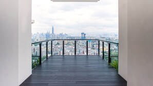 A balcony with a city view, featuring a modern railing and a flat ceiling. - J Dupion Residences at Kuala Lumpur KLCC (Kuala Lumpur)