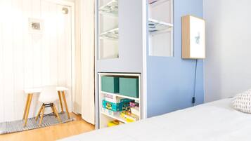 2 habitaciones, tabla de planchar con plancha y cuna de viaje