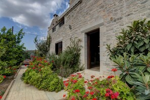 تفاصيل الفندق من الخارج