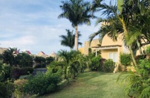 Property grounds - Villa Sécurisée dans un jardin calme avec piscine (Albion)