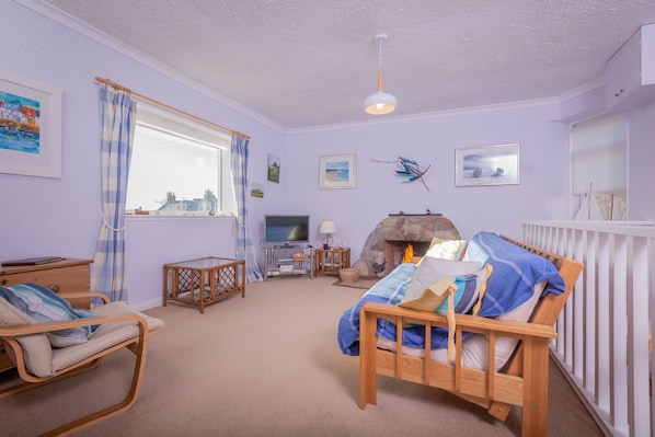 Appartement, 3 chambres | Salle de séjour | Téléviseur à écran plat, foyer