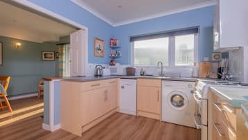 Appartement, 3 chambres | Cuisine privée | Réfrigérateur, micro-ondes, four, plaque de cuisson