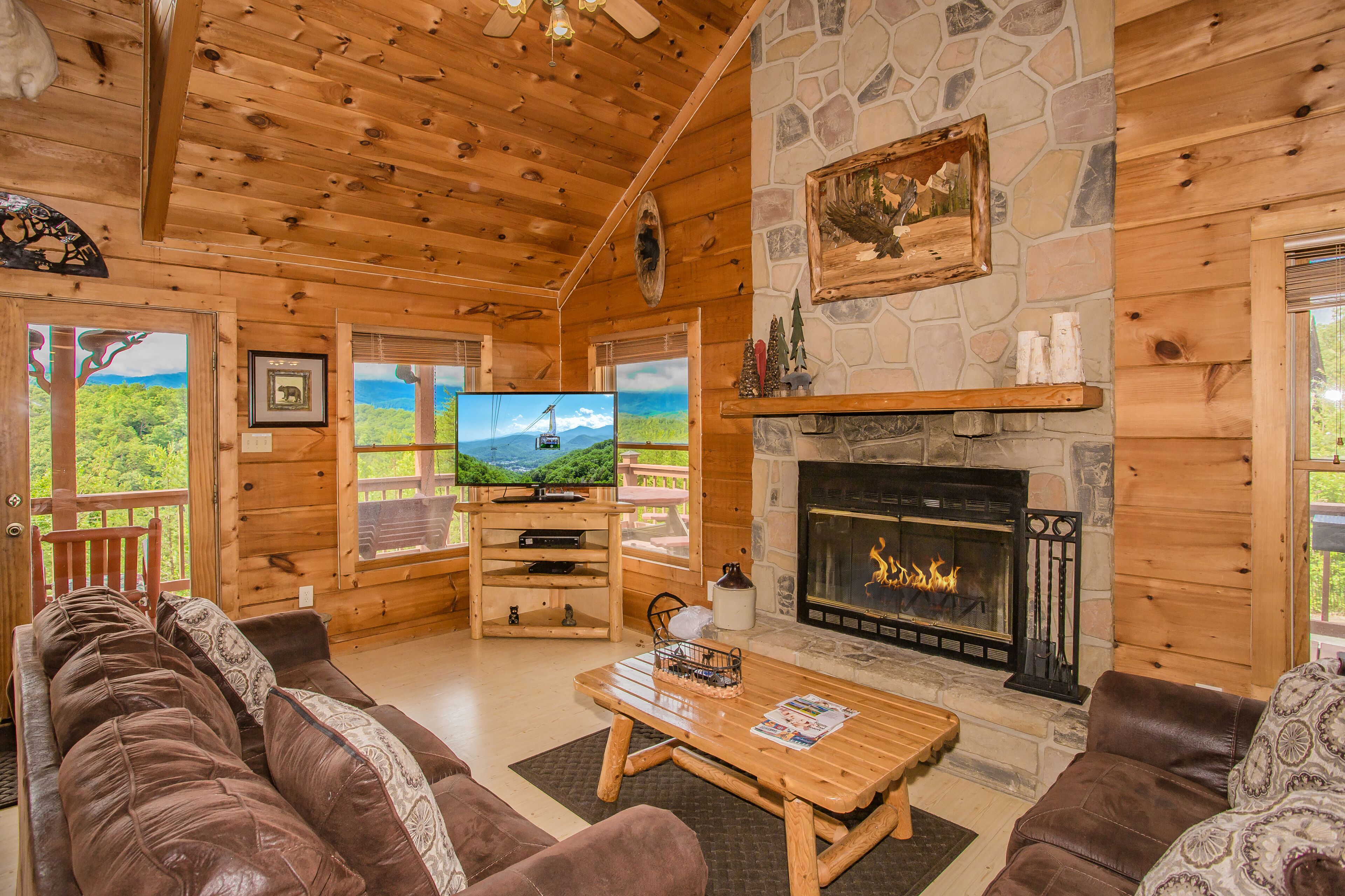 Kori's Mountain View  -  AWESOME MOUNTAIN VIEWS, Theater Room, Hot Tub!!!