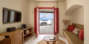 Suite – comfort, privat basseng | Oppholdsområde | En 36-tommers smart-TV med kabel-kanaler samt TV