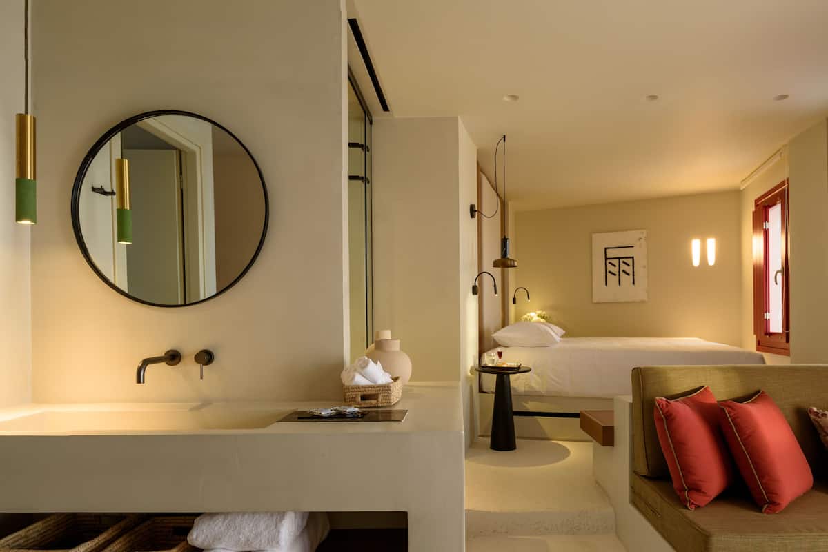 1 bedroom, premium bedding, minibar, in-room safe