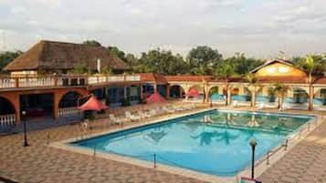 Una piscina al aire libre