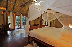 1 habitación, escritorio, tabla de planchar con plancha y ropa de cama 