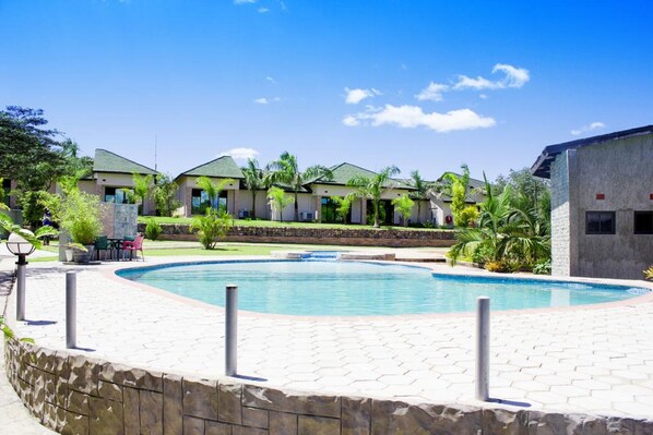 Una piscina al aire libre