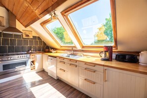 Fridge, microwave, oven, stovetop - Quaint Holiday Home in Ferce (Ferce)