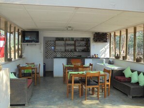 Frühstück, Mittagessen, Abendessen, lokale und internationale Küche