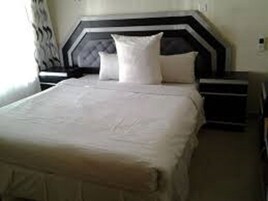 Minibar, escritorio, tabla de planchar con plancha y wifi gratis