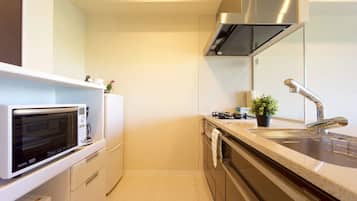 Condo | Cocineta privada | Refrigerador, microondas, parrilla de estufa y utensilios de cocina