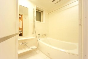 Condo | Bathroom | Separate bathtub and shower, free toiletries, hair dryer, towels