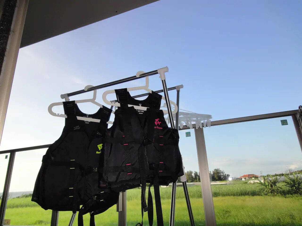 Un perchero con dos chaquetas negras colgadas.