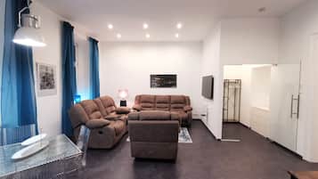 Smart TV, libros, bocina smart y videoteca