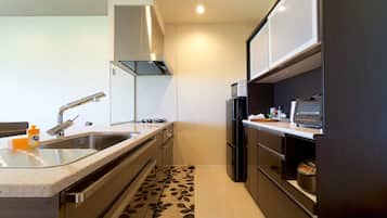 Condo | Cozinha americana privada | Geladeira, micro-ondas, cooktop, talheres/pratos/utensílios de cozinha
