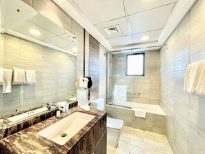 Apartamento luxo (2 Bedrooms) | Banheiro | Secador de cabelo, toalhas de banho