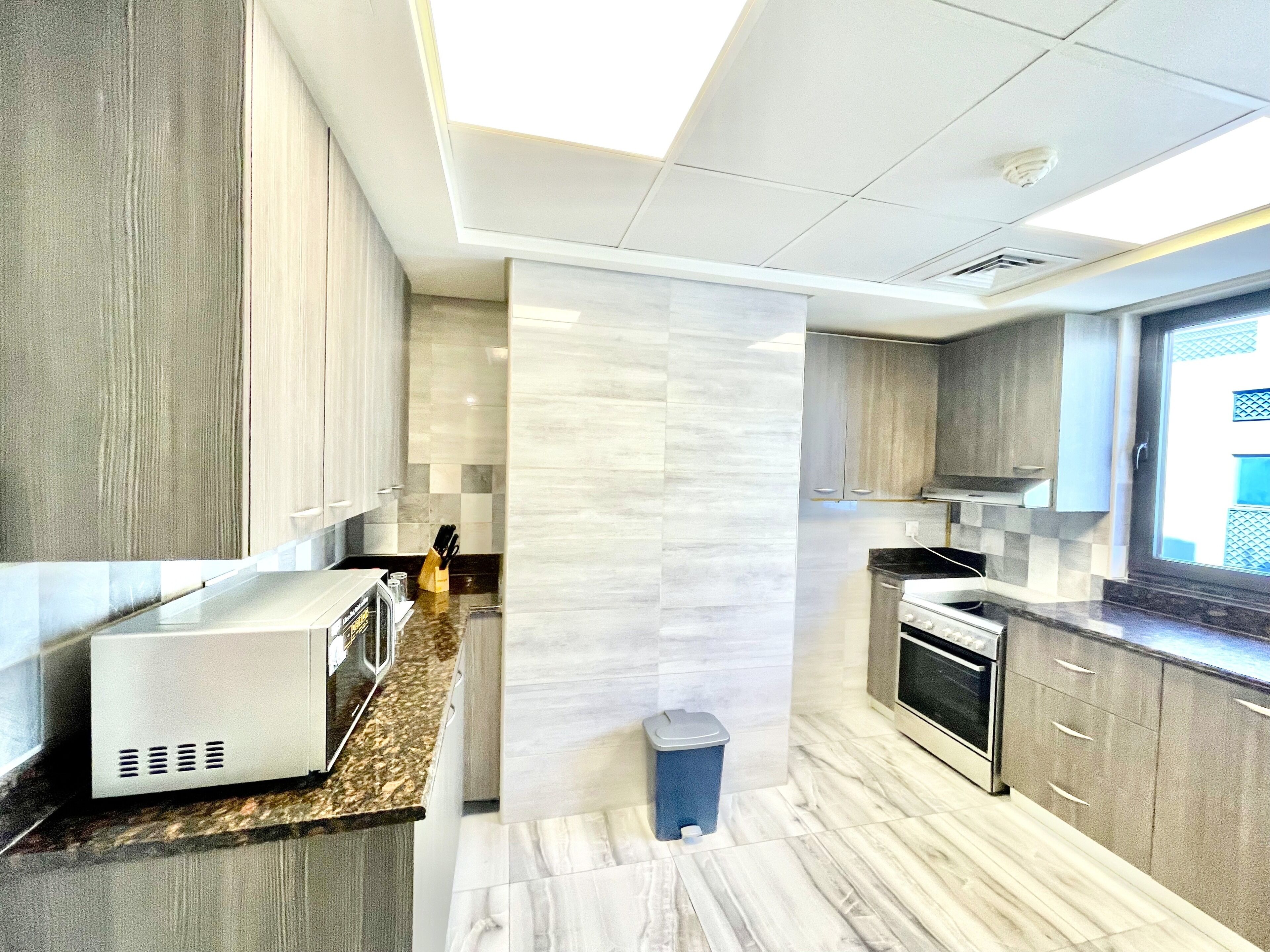 Deluxe Apartment (2 Bedrooms) | Private kitchen | Microwave, oven, coffee/tea maker, electric kettle