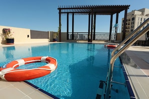 Una piscina al aire libre, una piscina en la azotea